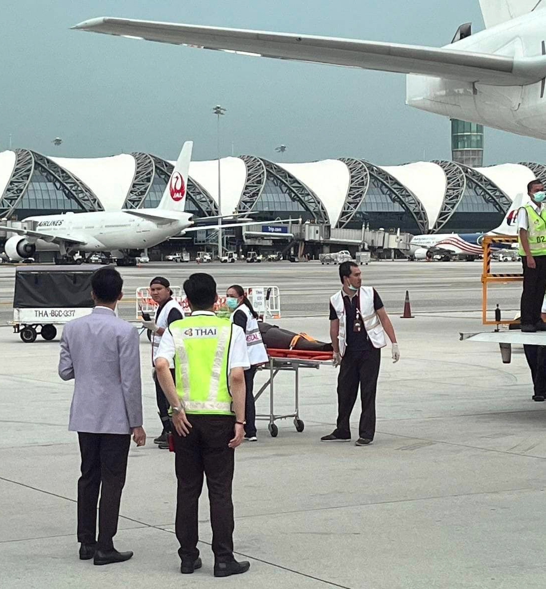 El equipo médico del aeropuerto ingresó al avión y encontró a muchas personas heridas