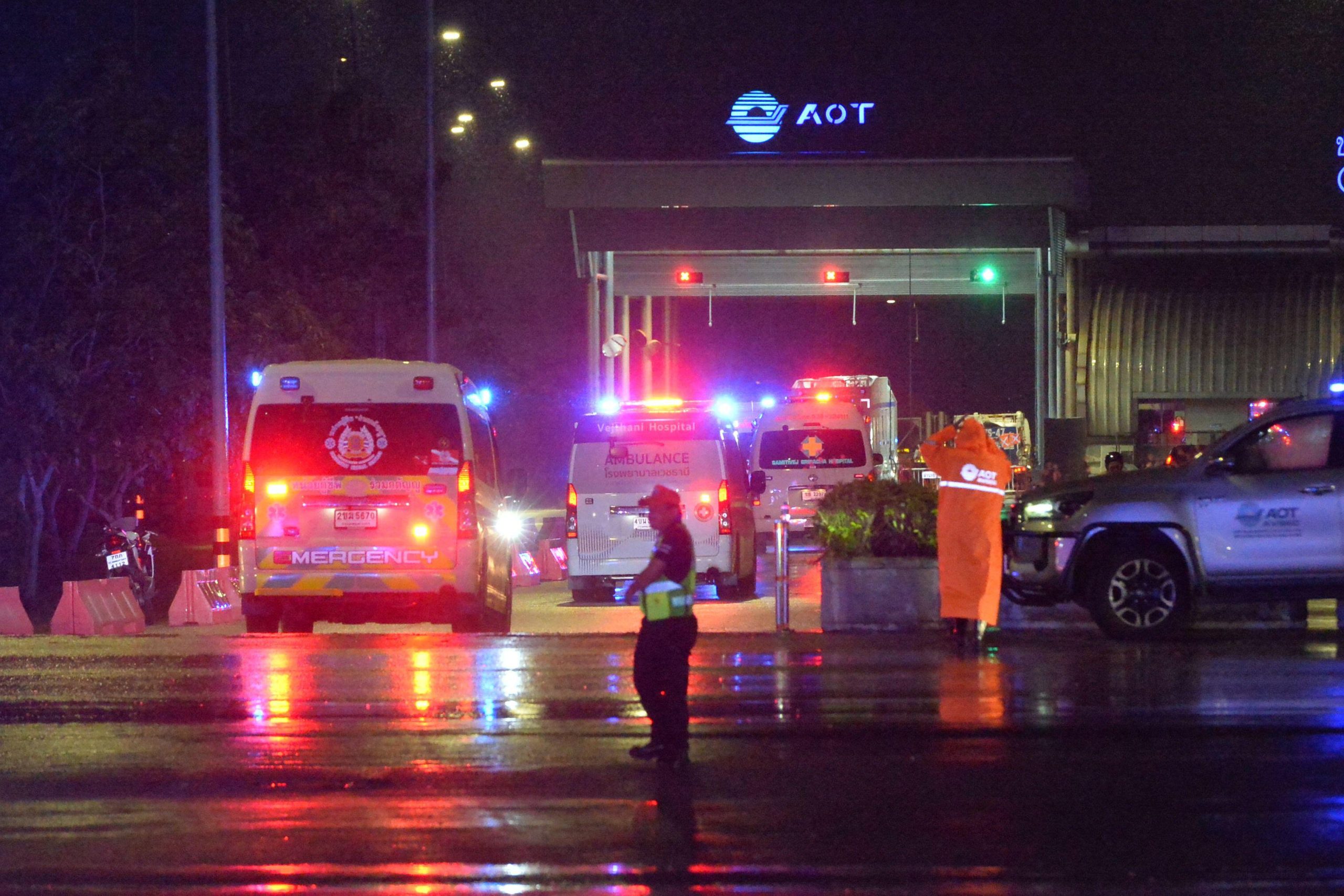 Ambulancias fuera del aeropuerto de Suvarnabhumi en Bangkok, Tailandia