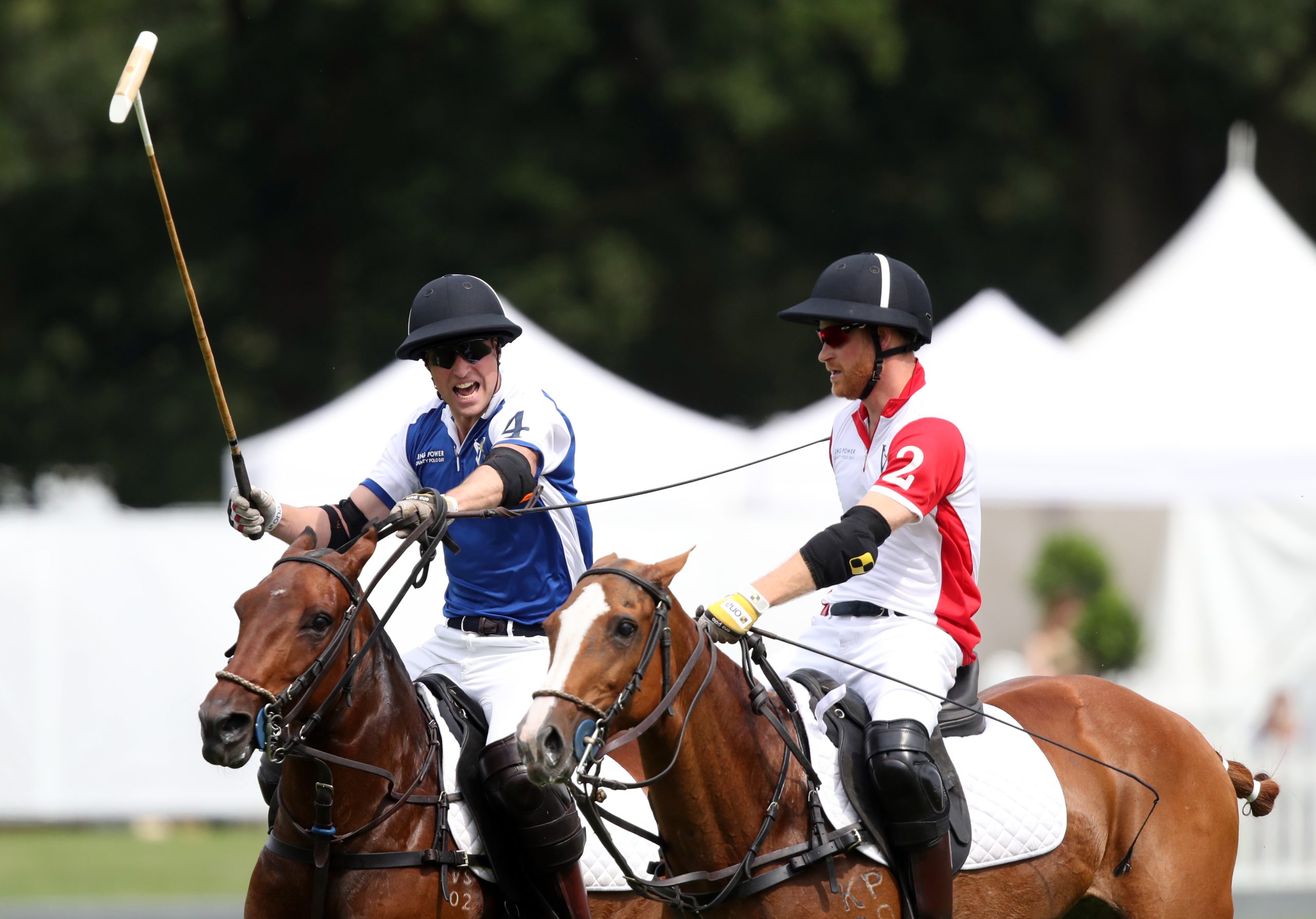 Príncipes William, izquierda, y Harry jugando en el Billingbear Polo Club, Wokingham, Berkshire, en julio de 2019