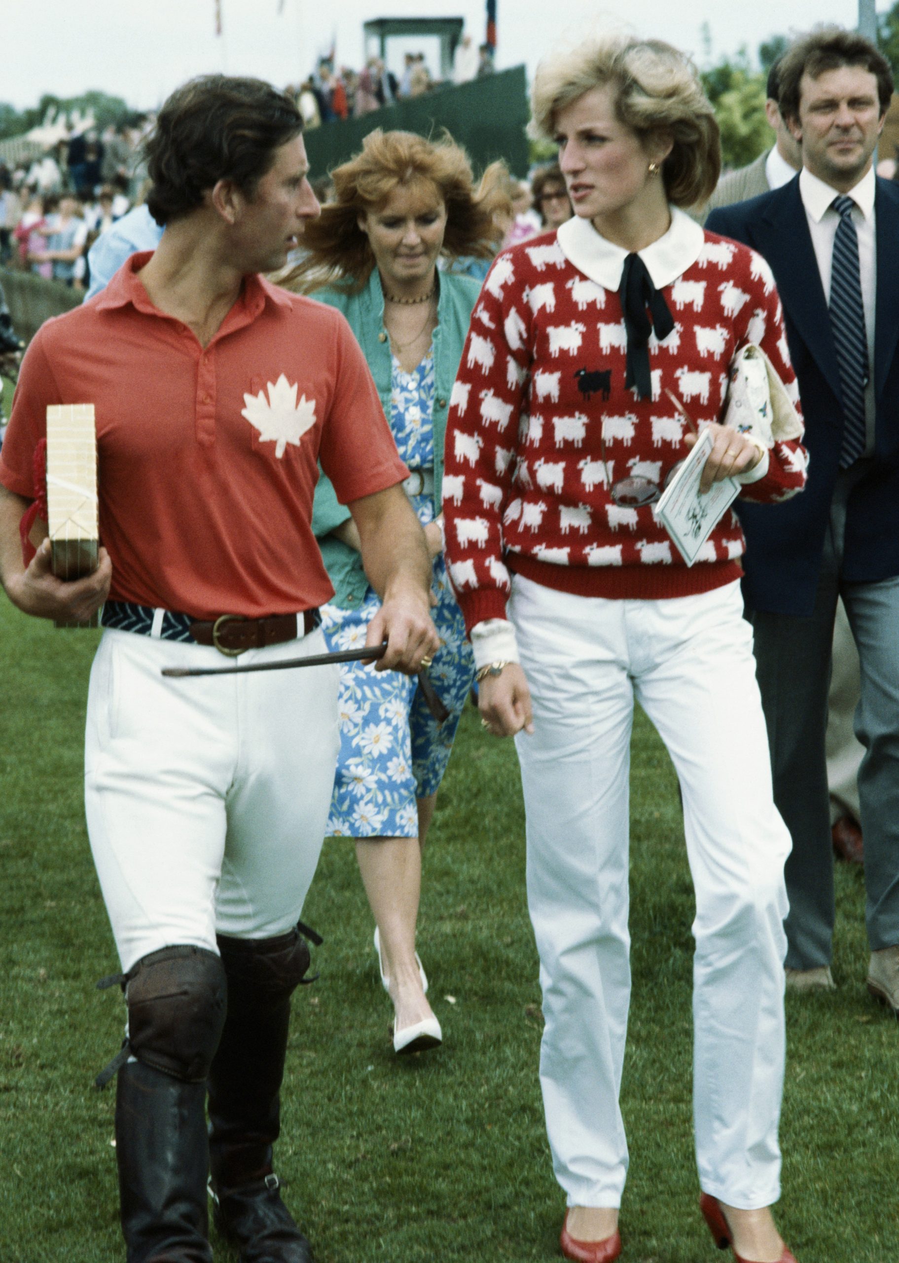 La princesa Diana con el príncipe Carlos y Sarah Ferguson, en una reunión de polo en Windsor, junio de 1983