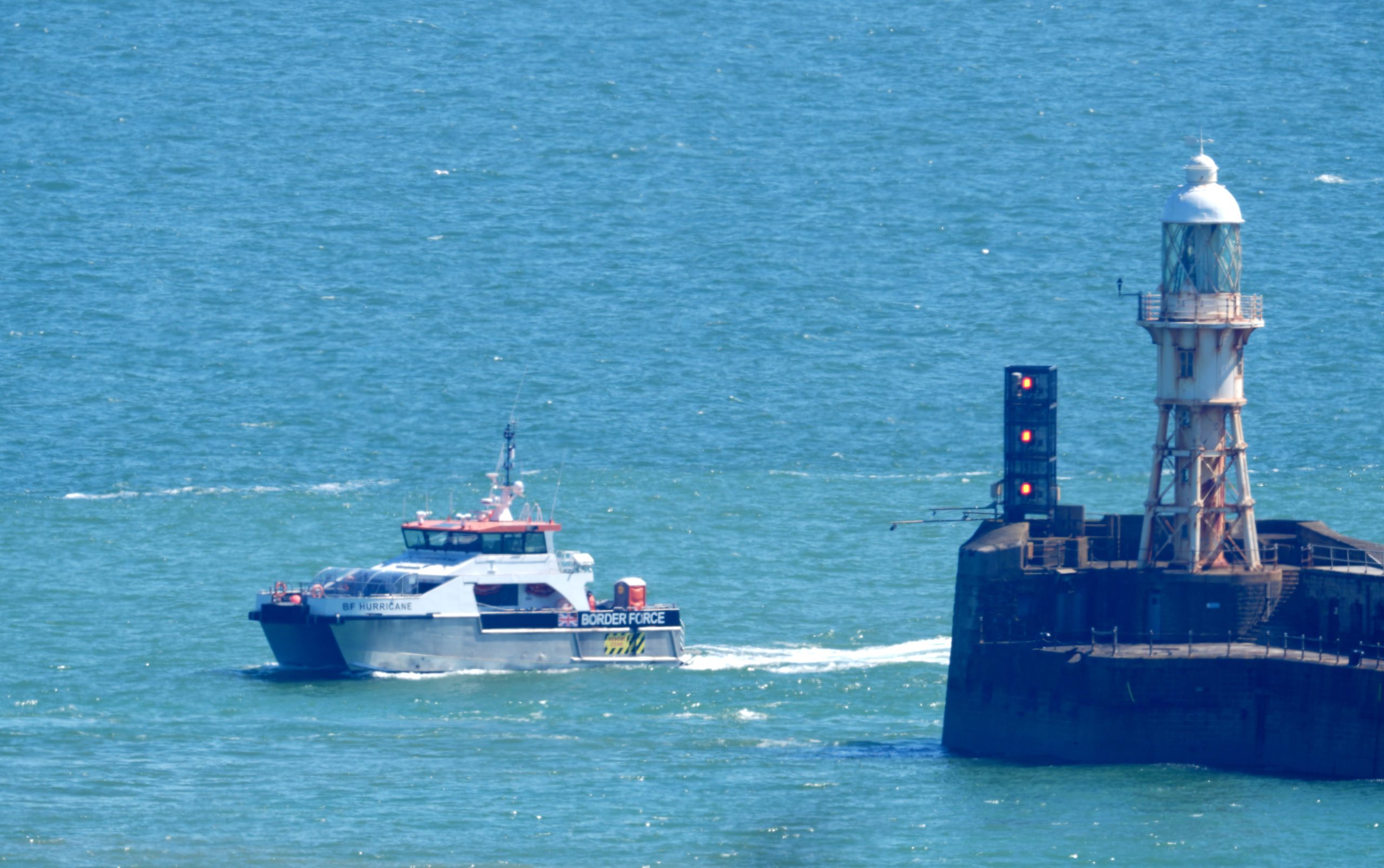 Un barco de la Border Force patrulla Dover en Kent, un lugar de cruce popular, el mes pasado