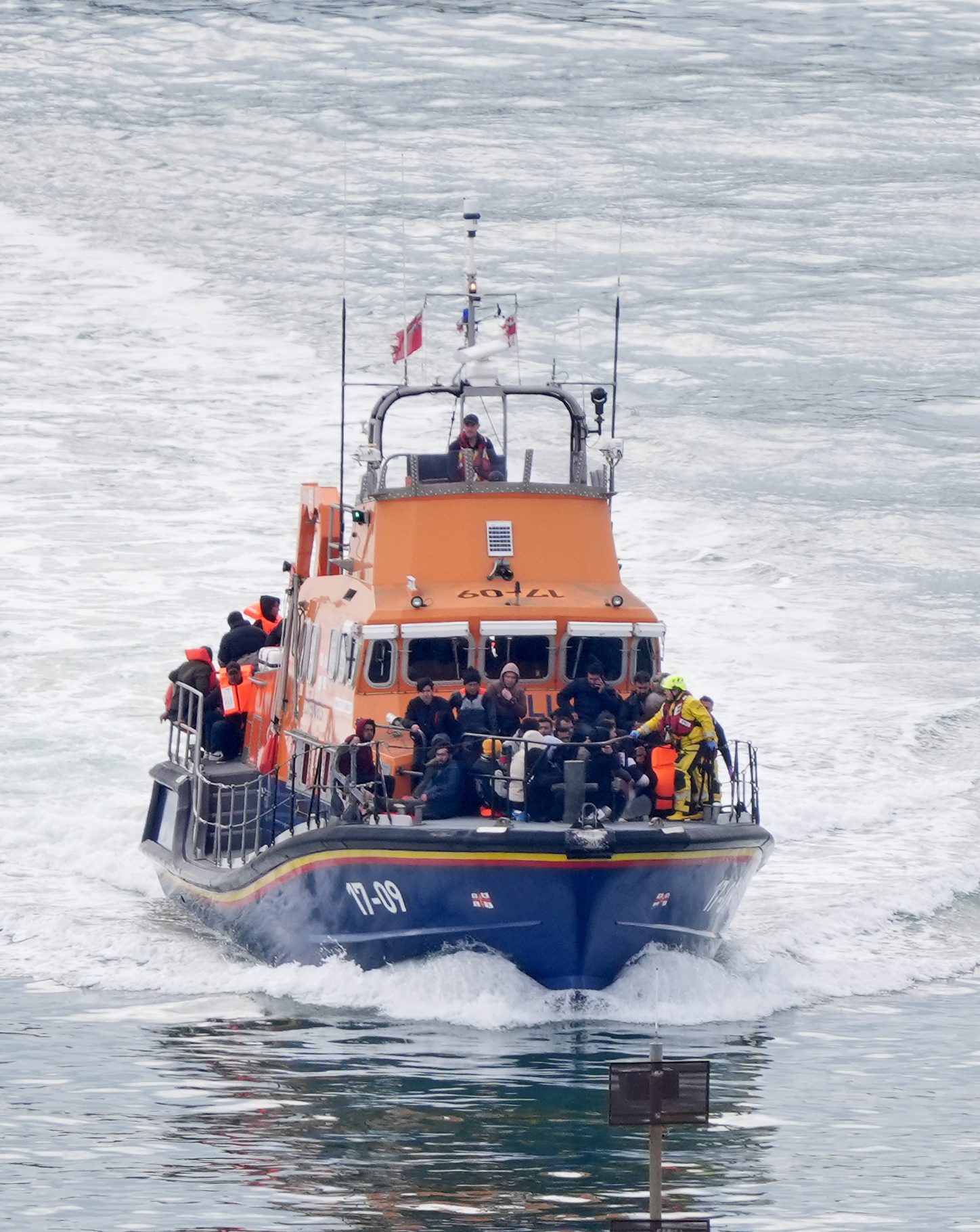 Un grupo de migrantes fue llevado a Dover en un bote salvavidas de la RNLI después de un incidente en una pequeña embarcación en el Canal el mes pasado