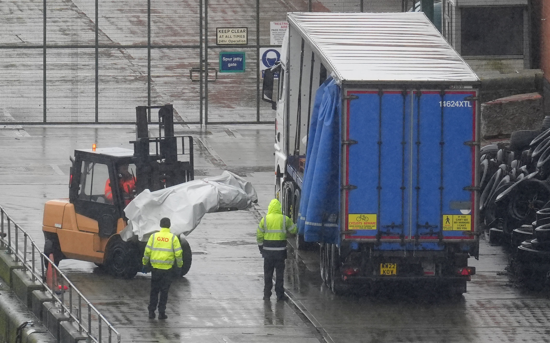 Botes pequeños y motores aparentemente utilizados por migrantes fueron retirados del puerto de Dover a principios de este mes