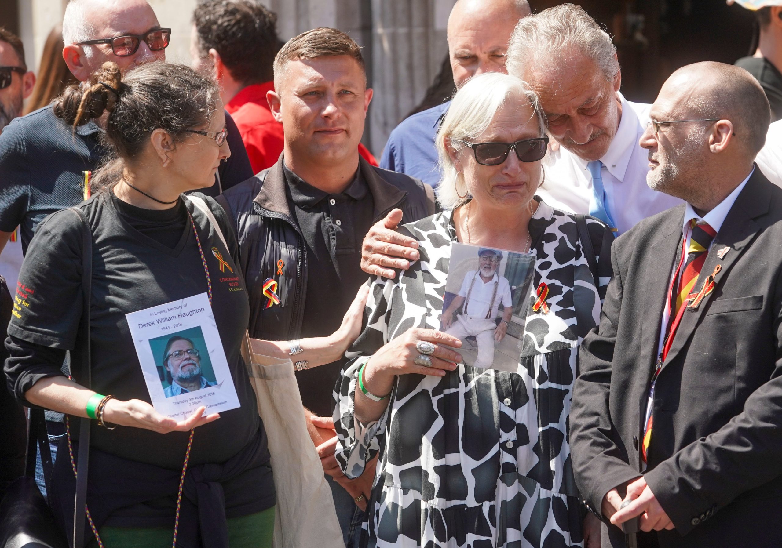 El padre de Cressida Haughton, Derek, y el esposo de Deborah Dennis, Barrie, murieron después de recibir sangre y productos sanguíneos contaminados